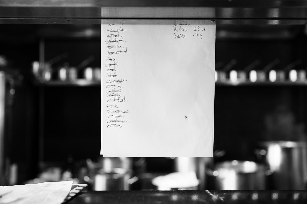 Afgestreepte bestellijst in een restaurantkeuken