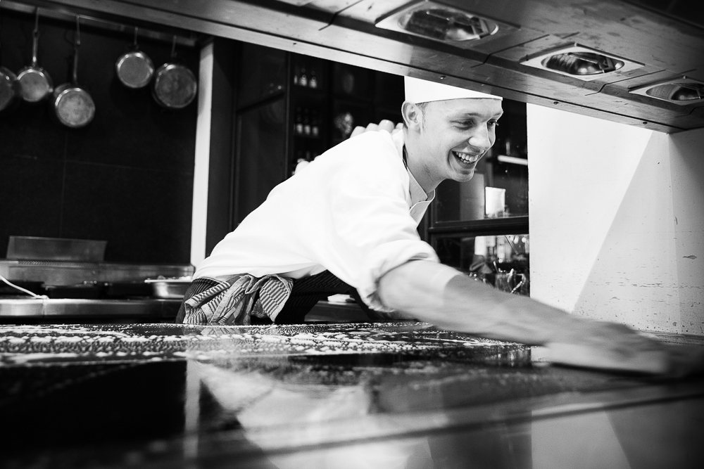 Lachende kok aan het werk in de keuken